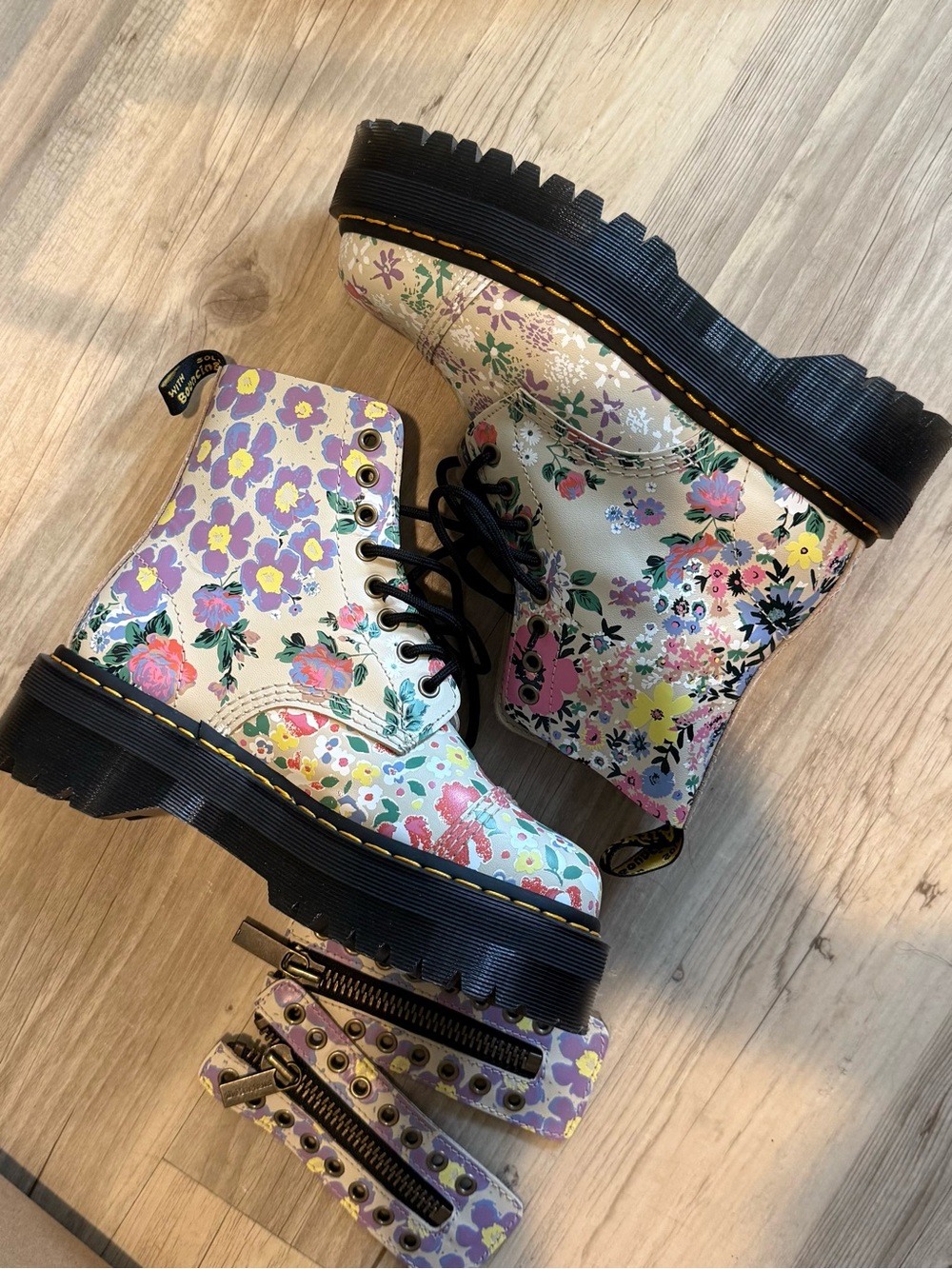 LIKE NEW Dr. Martens floral Sinclair boots Size US 8 / UK 6 / EU 39